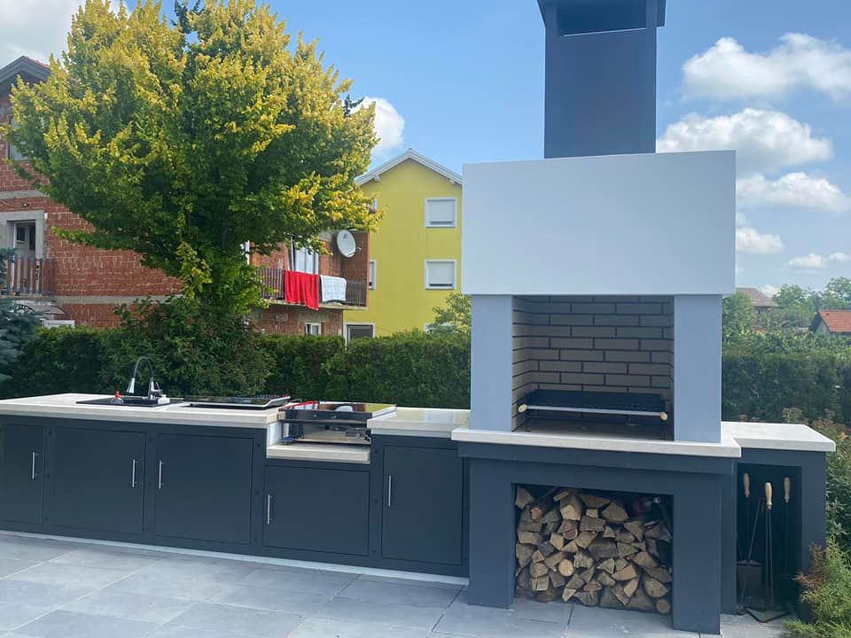 Moderna vanjska pečenjara s kuhinjom, roštiljem i prostorom za drva